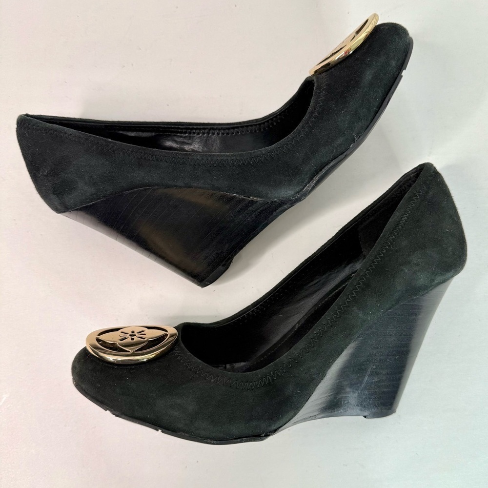 BCBGeneration Black Suede Round Closed Toe Wedge Wooden Heel Size 7 - Picture 2 of 16